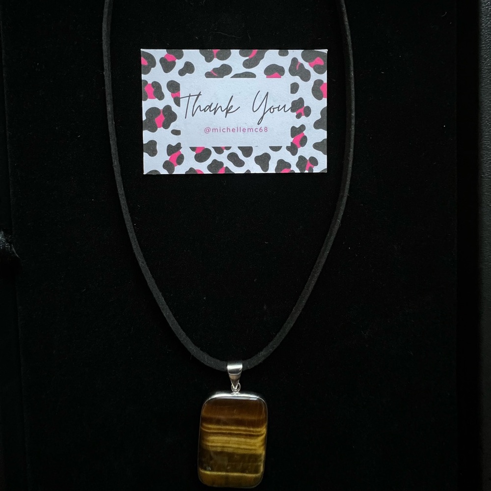 Elegant Brown Pendant Necklace